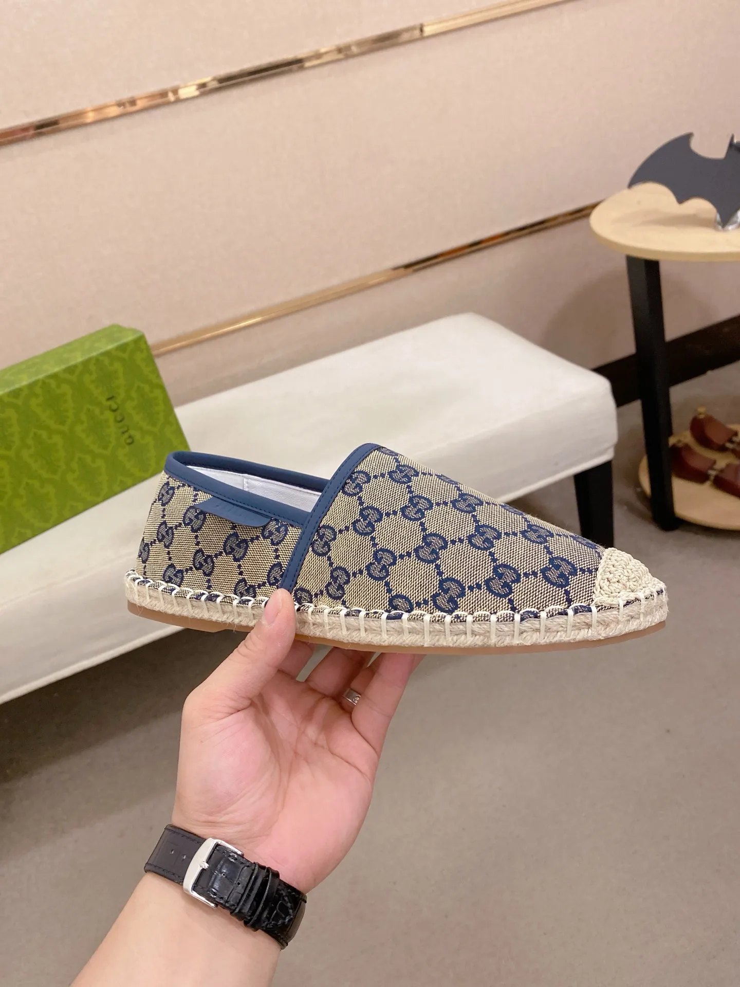 Factory price: 400💰High-quality GUCCI💫Men's latest slip-on Loaf casual shoes✔️The original version is available simultaneously at the counter and is a one-to-one replica🏍️Fabrics: Italian imported fabrics, pure hand-pulled threads, raw rubber breathable anti-slip outsole, breathable and comfortable lambskin lining, 100% comfortable density, original rubber outsole wear-resistant ✔️Code number: 38-44, you deserve it, (Note: 45 can be customized, non-refundable and non-exchangeable)